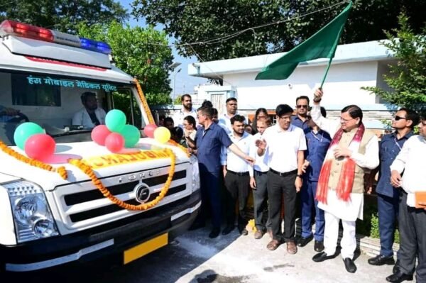 खटीमा में 09 मोबाइल मेडिकल यूनिट (एम्बुलेंस) को मुख्यमंत्री धामी ने हरी झंडी दिखाकर किया रवाना