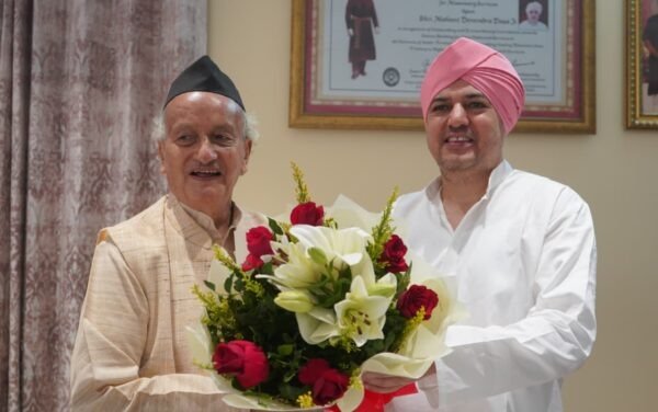 पूर्व मुख्यमंत्री भगत सिंह कोश्यारी ने श्री दरबार साहिब में टेका मत्था ,श्रीमहंत देवेन्द्र दास जी महाराज से की शिष्टाचार भेंट