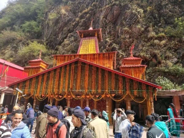 भैया दूज के शुभ अवसर पर यमुनोत्री धाम के कपाट शीतकाल के लिए बंद, डोली खरसाली रवाना