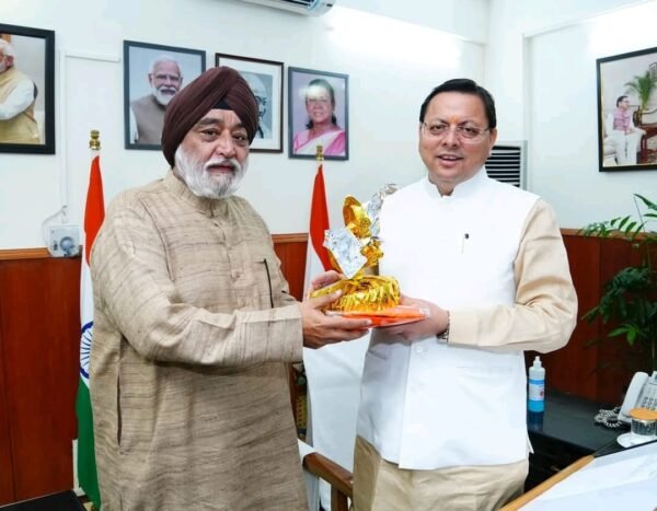 मुख्यमंत्री धामी से हेमकुंट साहिब मैनेजमेंट ट्रस्ट के अध्यक्ष नरेंद्र जीत सिंह बिंद्रा ने की भेंट