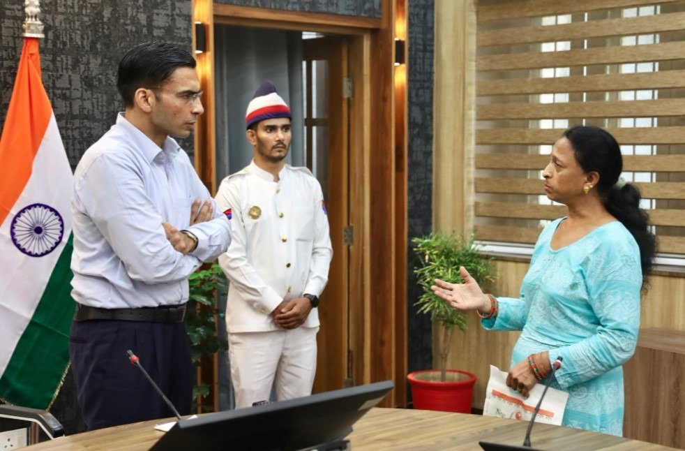 बेटों की हिंसा से परेशान मां ने डीएम सविन बंसल से लगाई न्याय की गुहार