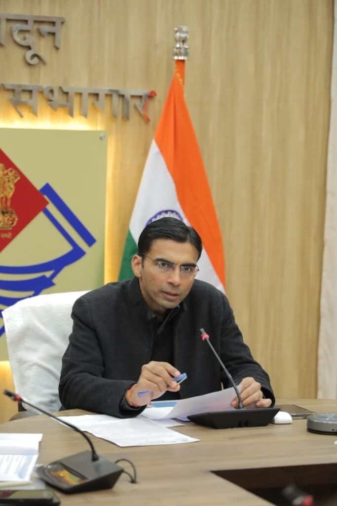 जिलाधिकारी सविन बंसल ने एक ही व्यक्ति का जन औषधि केंद्र व बगल में ही मेडिकल स्टोर, दोनों के लाइसेंस निरस्त