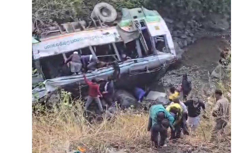 खाई में गिरी HRTC बस, 3 की मौके पर मौत, 35 लोग थे सवार