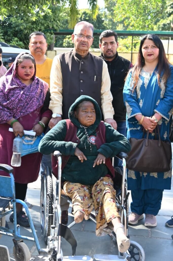 कैबिनेट मंत्री गणेश जोशी ने जनता मिलन कार्यक्रम के दौरान आमजन की समस्याओं को गंभीरता से सुना