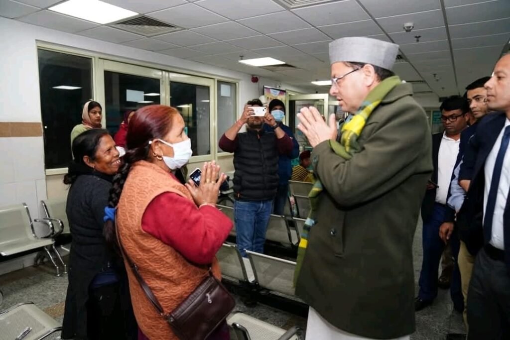 मुख्यमंत्री धामी ने राजकीय दून मेडिकल कॉलेज चिकित्सालय पहुंचकर व्यवस्थाओं का लिया जायजा, मरीजों का जाना हाल