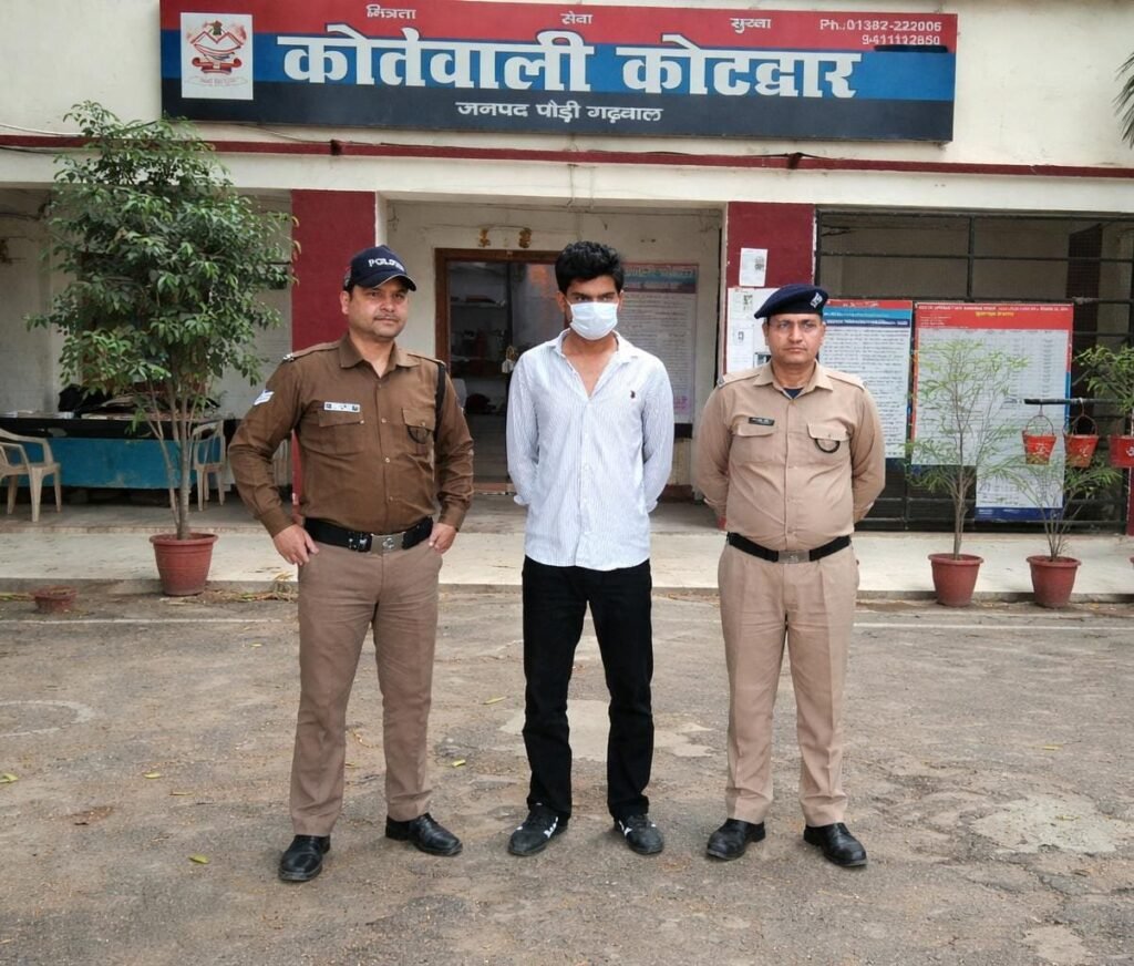 सड़क पर उत्पात, पुलिस टीम पर हमला एवं सरकारी संपत्ति क्षति के मामले में फरार अभियुक्त गिरफ्तार