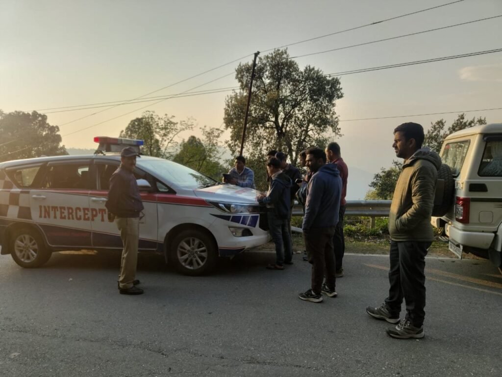 देवप्रयाग मार्ग पर सघन चेकिंग अभियान, 18 वाहनों के किए चालान