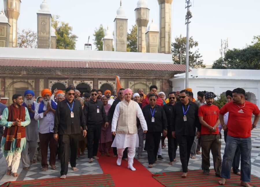 श्री झण्डे जी मेले की भव्यता बढ़ाने पंजाब से पहुंची पैदल संगत, पुष्प वर्षा व श्री गुरु राम राय जी महाराज के जयकारों के साथ हुआ श्री दरबार साहिब में पैदल संगत का भव्य स्वागत