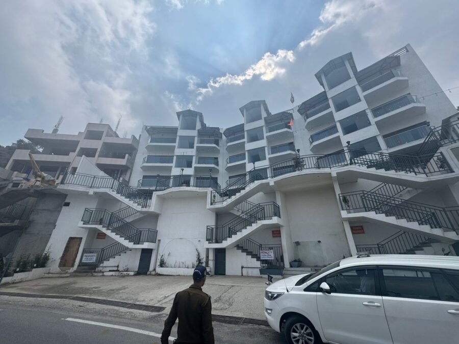 मुक्तेश्वर में बेलगाम निर्माण पर कुमाऊं आयुक्त दीपक रावत का डंडा, अवैध इमारतों की जांच के निर्देश