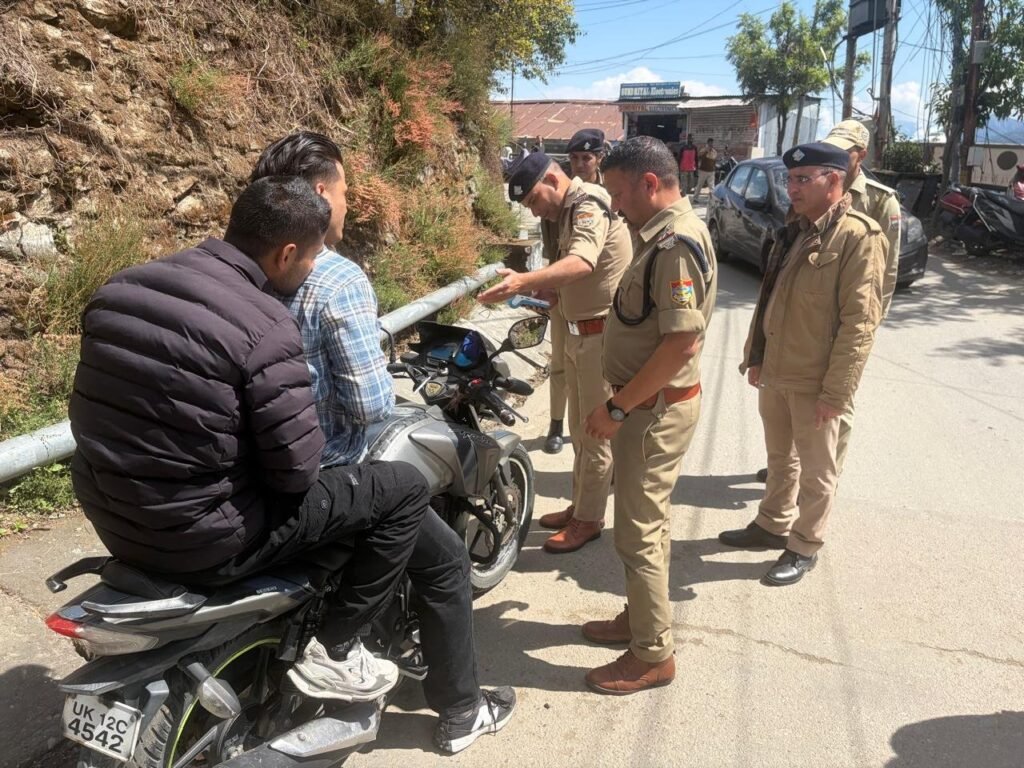भीड़भाड़ वाले क्षेत्रों में पौडी पुलिस की पैदल गश्त, ट्रैफिक व्यवस्था दुरुस्त बनाए रखने के साथ ही चेकिंग अभियान  जारी