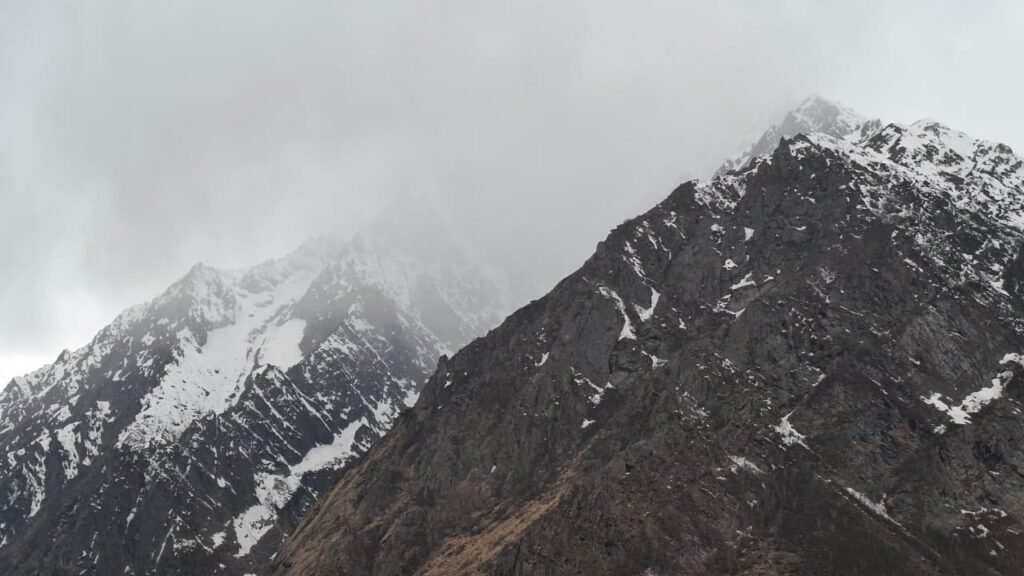 बदरीनाथ धाम में फिर लौटी ठंड, बारिश और हिमपात से बदला मौसम