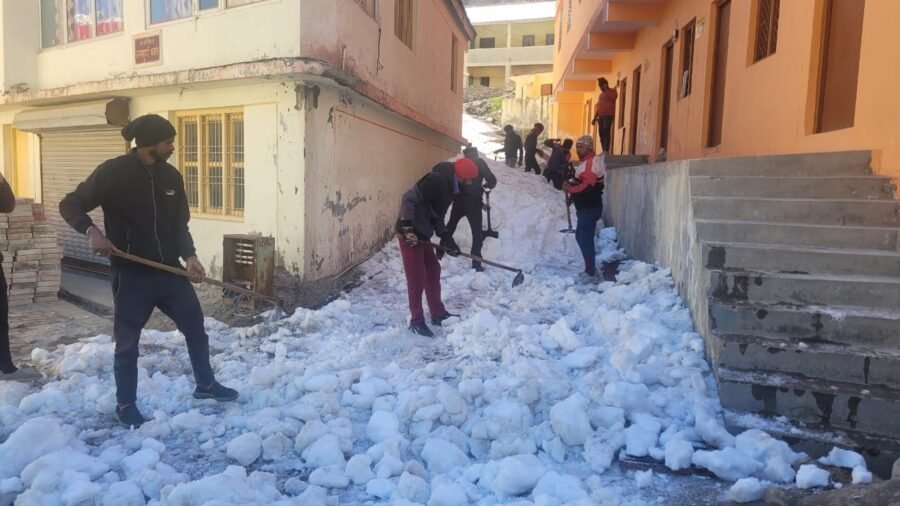 नगर पंचायत बदरीनाथ का 50 सदस्यीय दल पहुंचा श्री बदरीनाथ धाम, यात्रा तैयारियां की शुरु