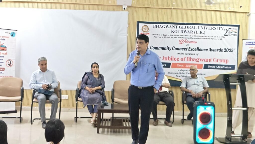 कोटद्वार : सड़क सुरक्षा का संदेश लेकर युवाओं के बीच पहुंचे आरटीओ, बीजीयू में बांटे हेलमेट और फर्स्ट एड किट