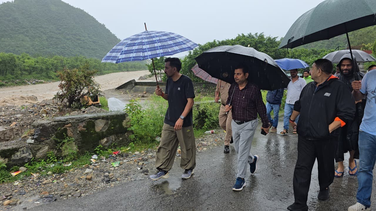 भारी वर्षा के बीच ग्राउंड जीरो पर डटे रहे डीएम डॉ. आशीष चौहान, स्वयं किया संवेदनशील क्षेत्रों का निरीक्षण, मसूरी में पानीवाला बैंड पर बने नए लैंडस्लाईड जोन पर 15 दिन में 02 लेन बनाने के निर्देश