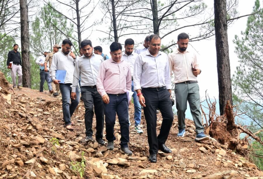 डीएम गौरव कुमार ने कर्णप्रयाग पेयजल योजना का किया निरीक्षण, व्यक्तिगत जल कनेक्शन कार्य में तेजी के निर्देश