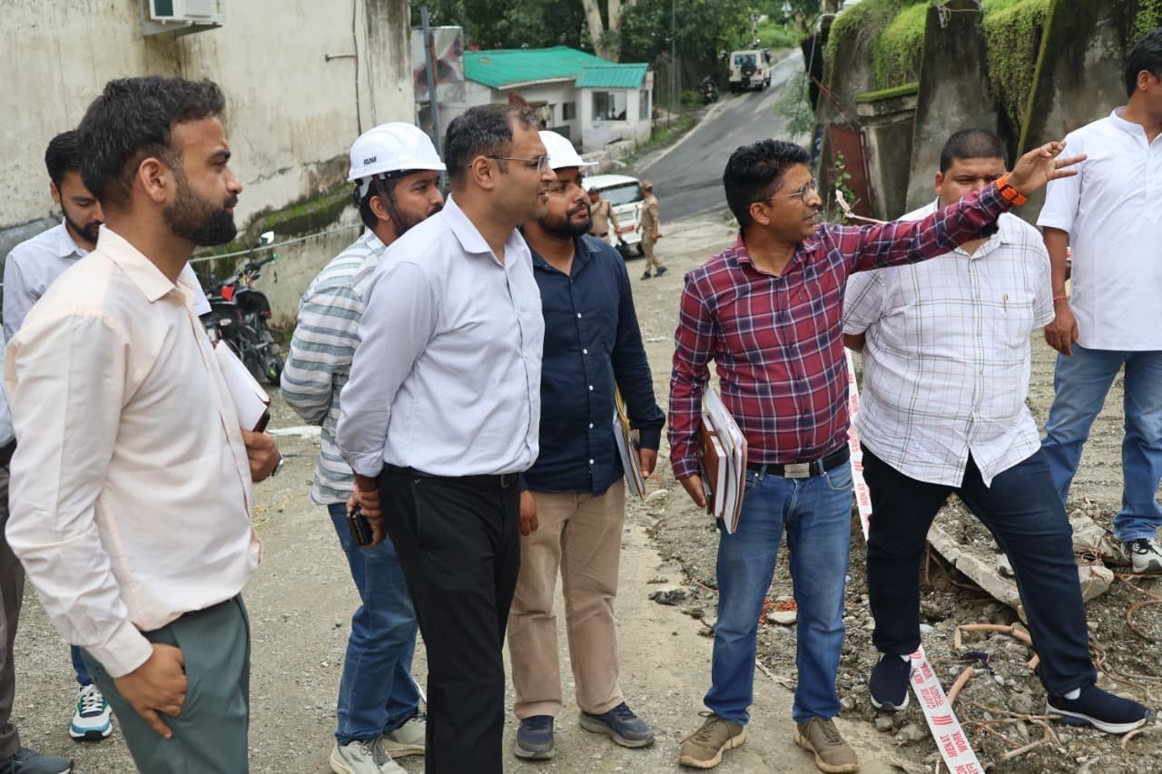 बहुगुणानगर में विस्थापन पर बनी सहमति, डीएम गौरव कुमार ने अधिकारियों को दिए समयबद्ध कार्रवाई के निर्देश