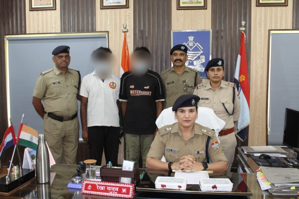 एसपी रेखा यादव के निर्देशन में एसओजी की सर्जिकल स्ट्राइक, भारत-नेपाल सीमा पर तस्करी की साजिश नाकाम, एक करोड़ रुपये की 306 ग्राम हेरोइन के साथ दो तस्कर गिरफ्तार