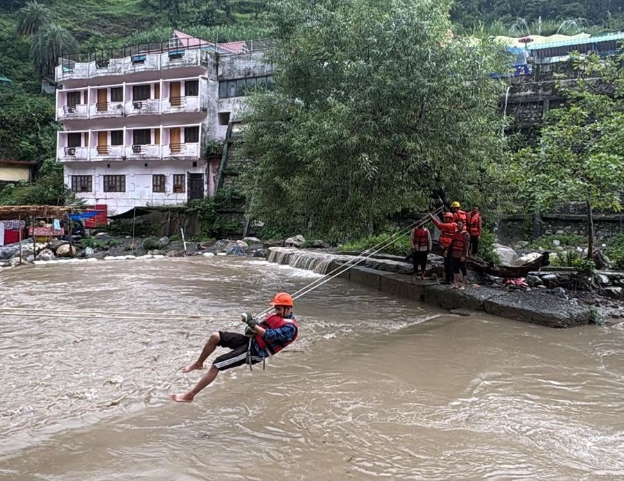 आपदा से निपटने की तैयारियों को परखा : देहरादून के 07 संवेदनशील स्थानों पर एक साथ हुई मॉकड्रिल