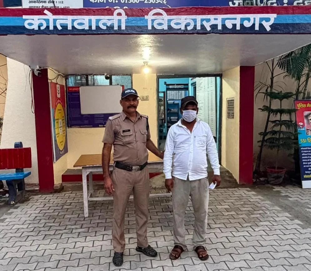 मोबाइल से सट्टा खिलाने वाला आरोपी गिरफ्तार, 5990 रुपये नकद बरामद