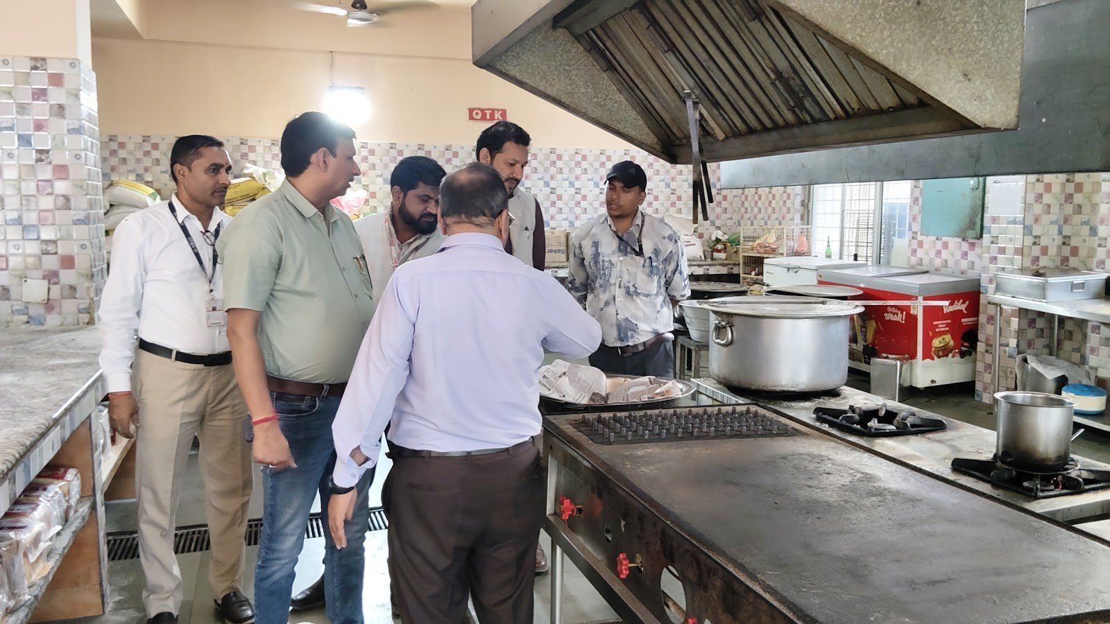 दून मेडिकल कॉलेज और देवभूमि यूनिवर्सिटी में FDA की रेड, मेस-कैफेटेरिया बंद