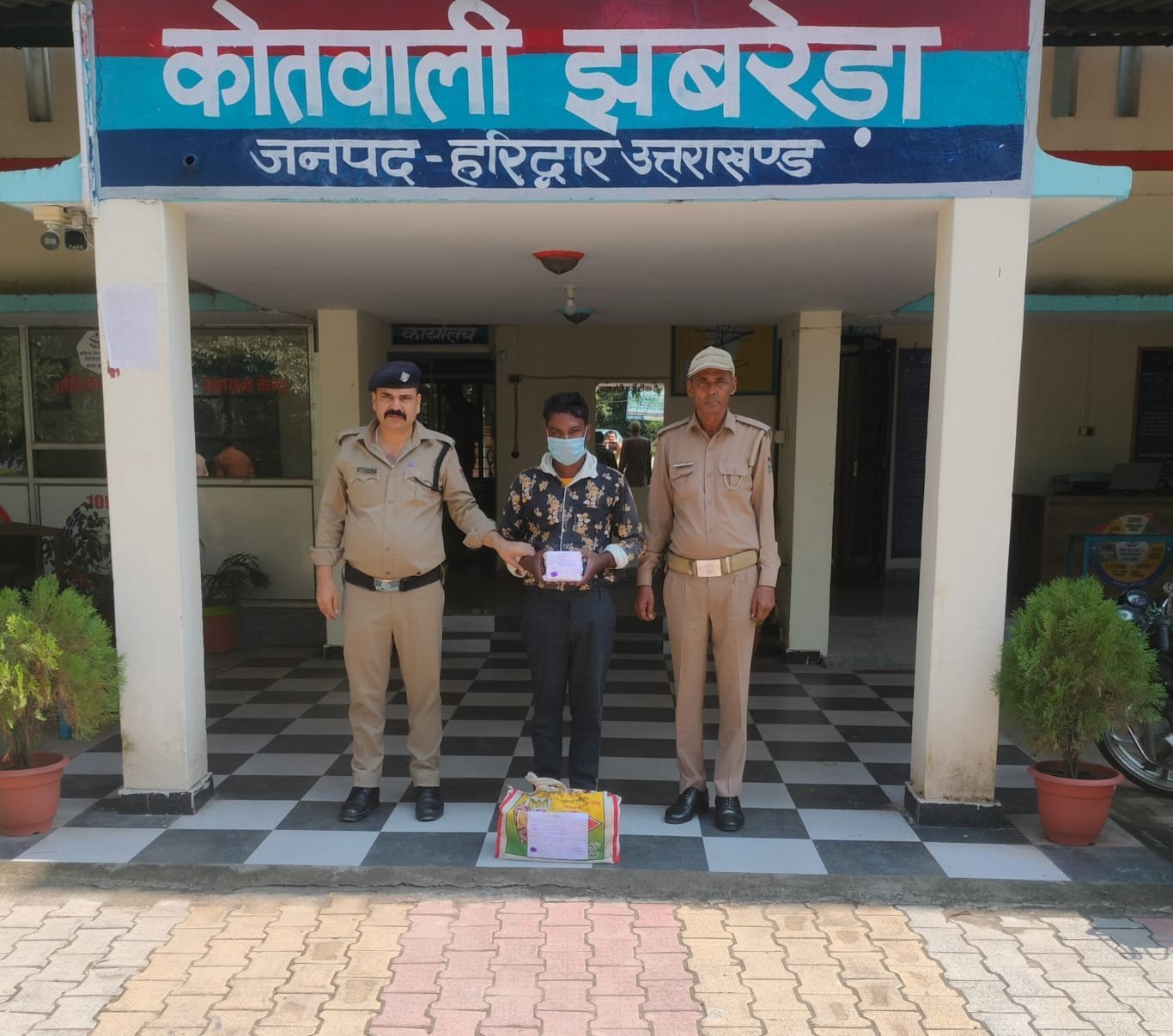 झबरेड़ा पुलिस ने 52 टेट्रा पैक देशी शराब के साथ देवेंद्र को किया गिरफ्तार