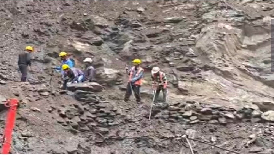 केदारनाथ पैदल मार्ग बंद : चीरबासा में मलबा और पत्थर गिरने से रास्ता अवरुद्ध, गौरीकुंड में रोके गए यात्री