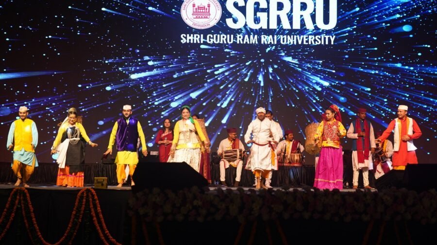 एसजीआरआरयू नवरंग डांडियां 4.0 में गरबा-डांडिया की थिरकन और पहाड़ी मंडाण की मधुर धुनों ने बांधा समां, दूधिया रोशनी से नहाया श्री गुरु राम राय विश्वविद्यालय का हैलीपैड बना आकर्षण का केन्द्र