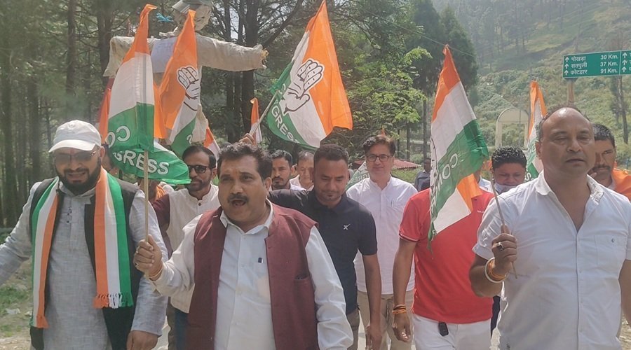 चौबट्टाखाल में कांग्रेस का प्रदर्शन, मुख्य चुनाव आयुक्त के खिलाफ पुतला दहन